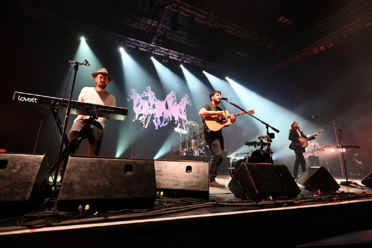 จับใจแฟนชาวไทย! Mumford & Sons พาคนดูเข้าสู่ห้วงอารมณ์อันหลากหลาย จับใจแฟนชาวไทย! Mumford & Sons พาคนดูเข้าสู่ห้วงอารมณ์อันหลากหลาย
