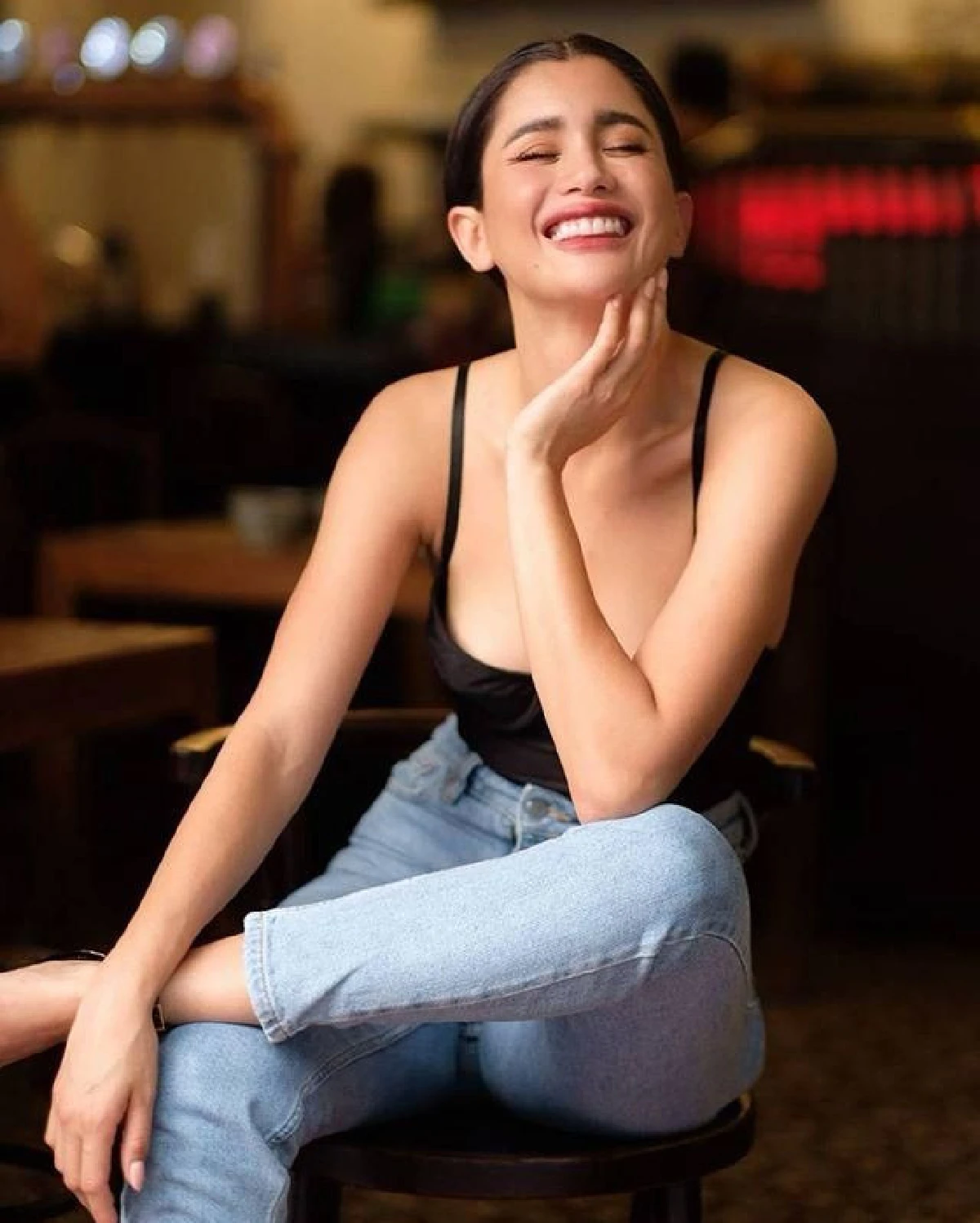 ปู ไปรยา เซ็กซี่ในชุดเดรสปาดไหล่ แหวกอกลึกสวยหรูดูแพงสุดๆ