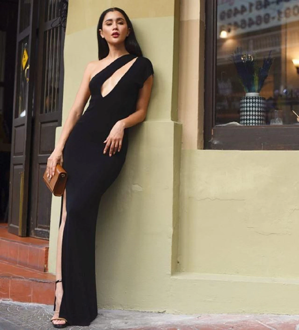 ปู ไปรยา เซ็กซี่ในชุดเดรสปาดไหล่ แหวกอกลึกสวยหรูดูแพงสุดๆ