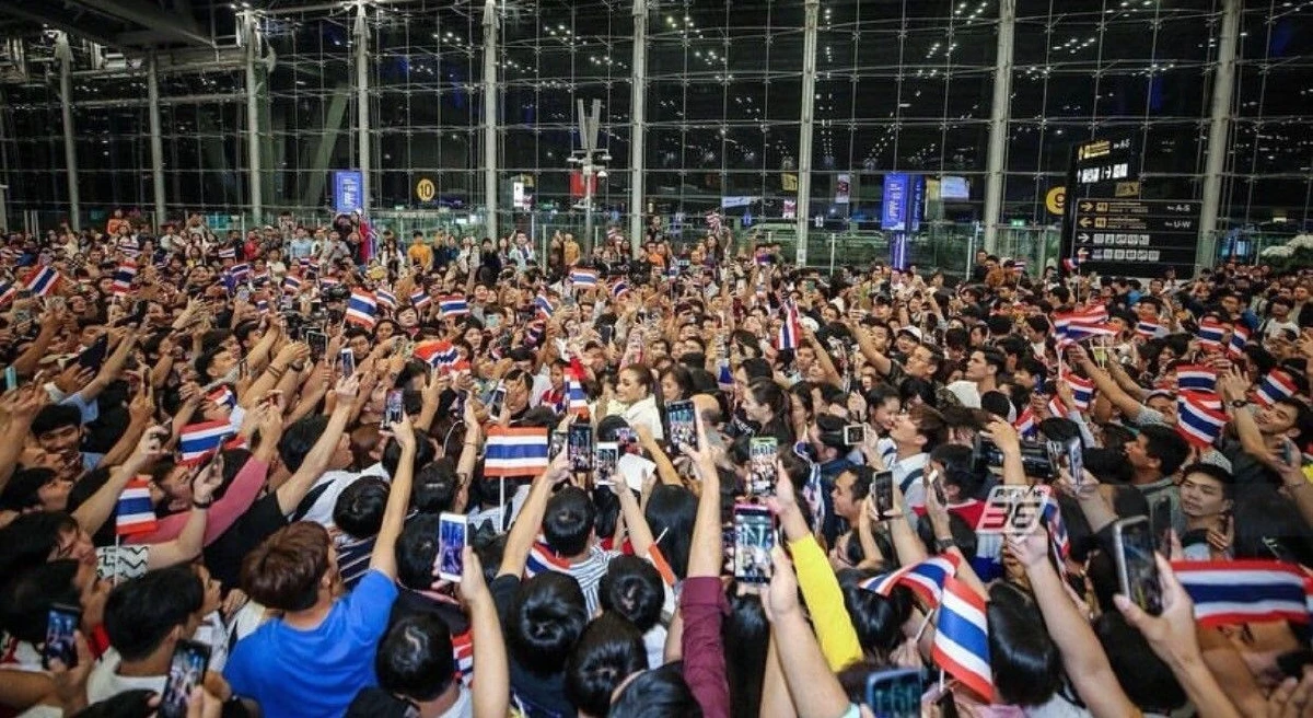 แน่นสนามบิน! แฟนนางงามรวมตัวส่ง ฟ้าใส ปวีณสุดา ไปประชันความปังบนเวทีจักรวาล