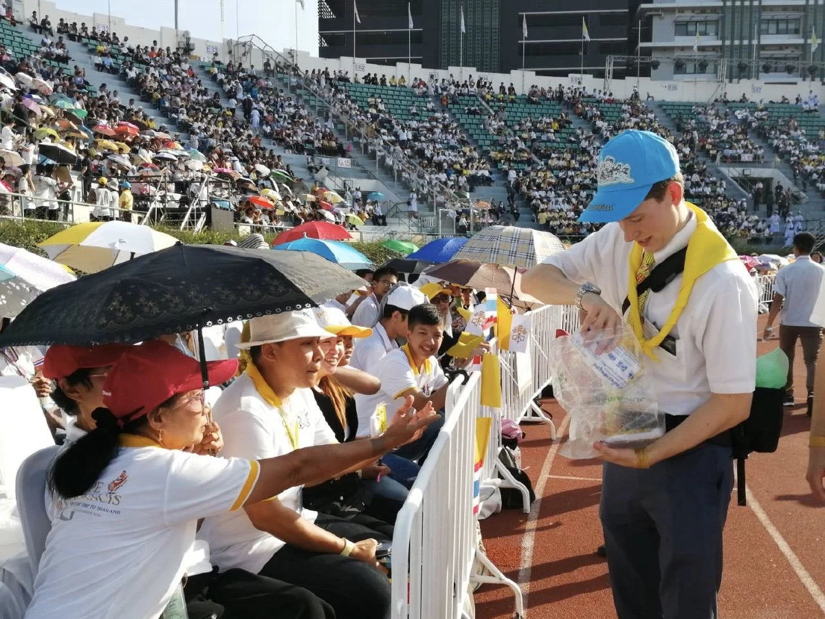 จิตอาสาพร้อมใจบริการประชาชนที่มารับสมเด็จพระสันตะปาปาฟรานซิส