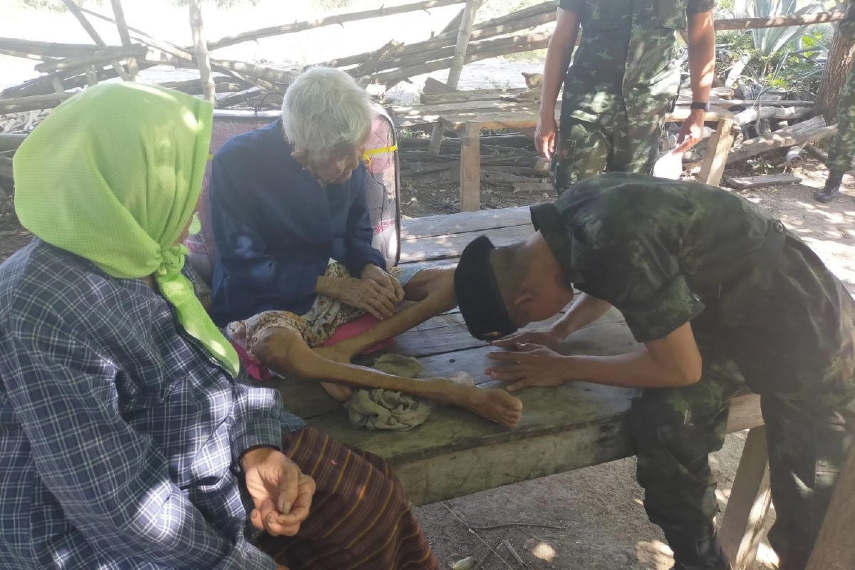 สุดซึ้ง!ผู้พันพาทหารเกณฑ์ผลัด2ไปเยี่ยมคุณยายวัย98