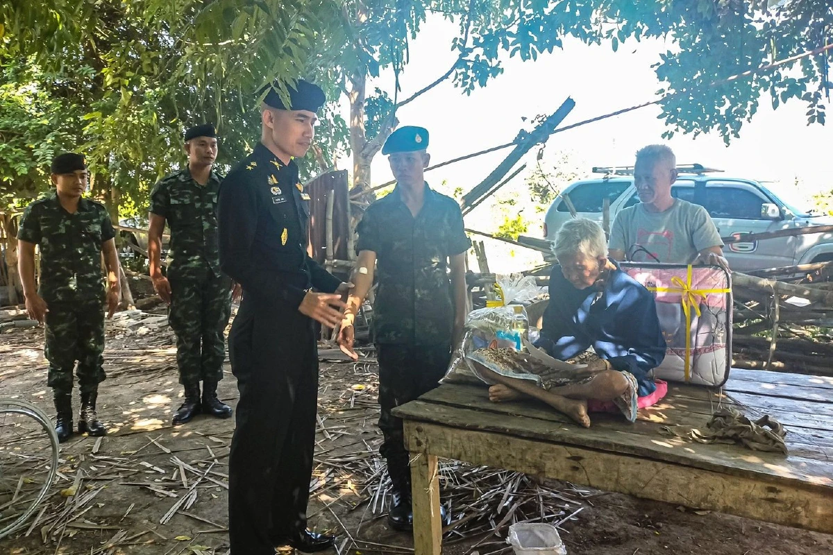 สุดซึ้ง!ผู้พันพาทหารเกณฑ์ผลัด2ไปเยี่ยมคุณยายวัย98