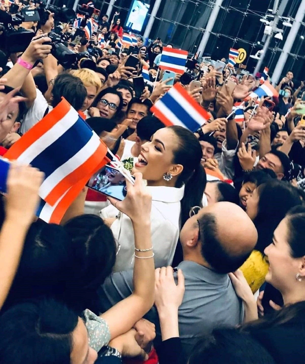 แน่นสนามบิน! แฟนนางงามรวมตัวส่ง ฟ้าใส ปวีณสุดา ไปประชันความปังบนเวทีจักรวาล