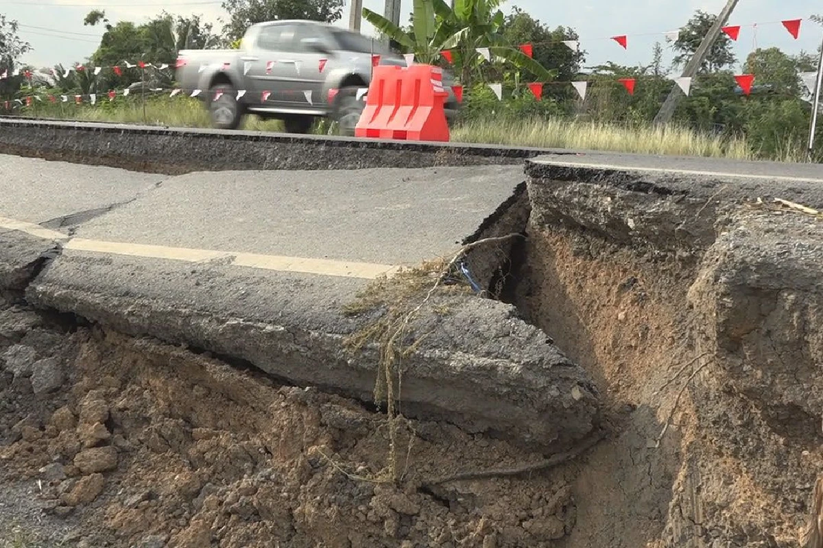 น้ำคลองระพีพัฒน์แห้ง ดินชั้นรองพื้นทรุด ถนนพังเป็นเหวลึก