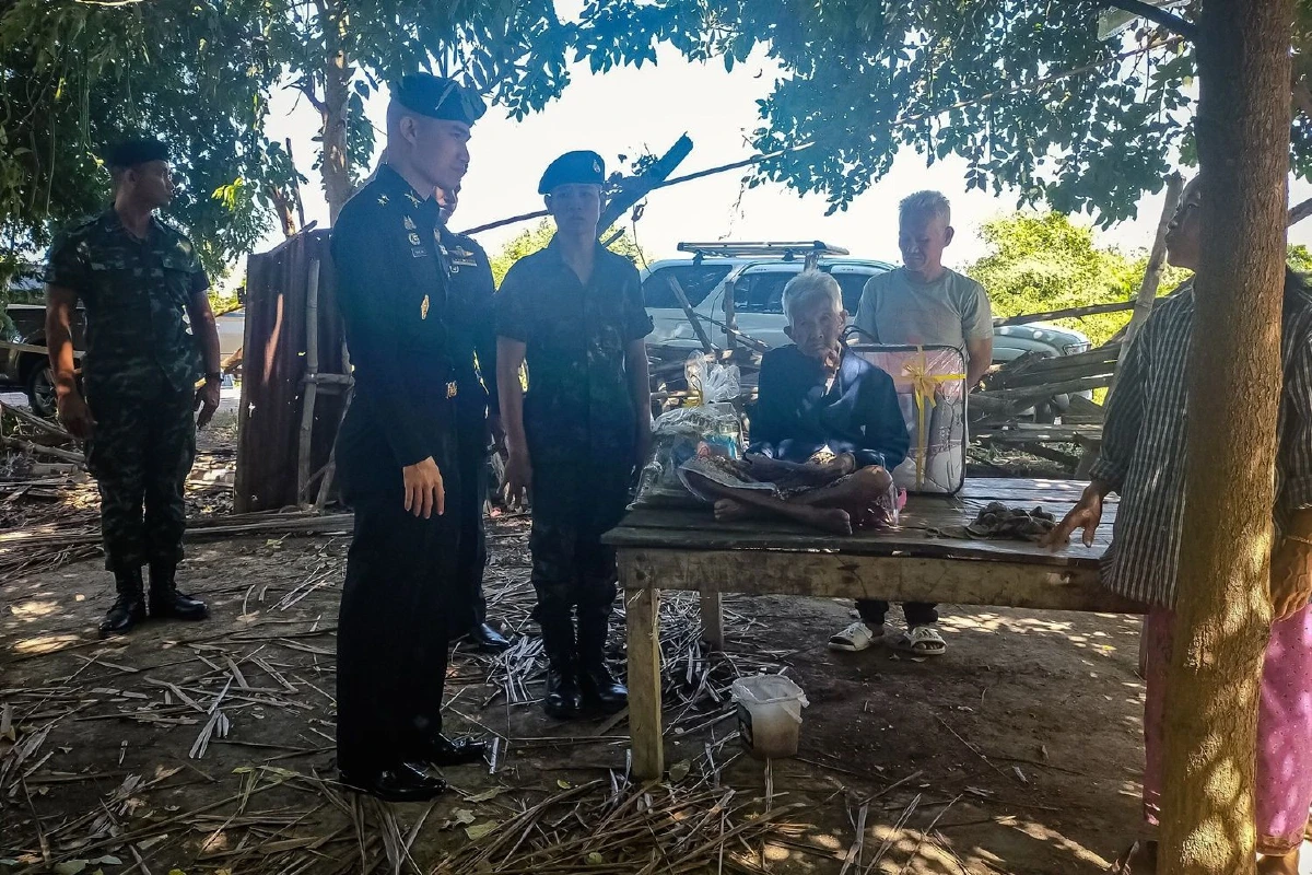 สุดซึ้ง!ผู้พันพาทหารเกณฑ์ผลัด2ไปเยี่ยมคุณยายวัย98