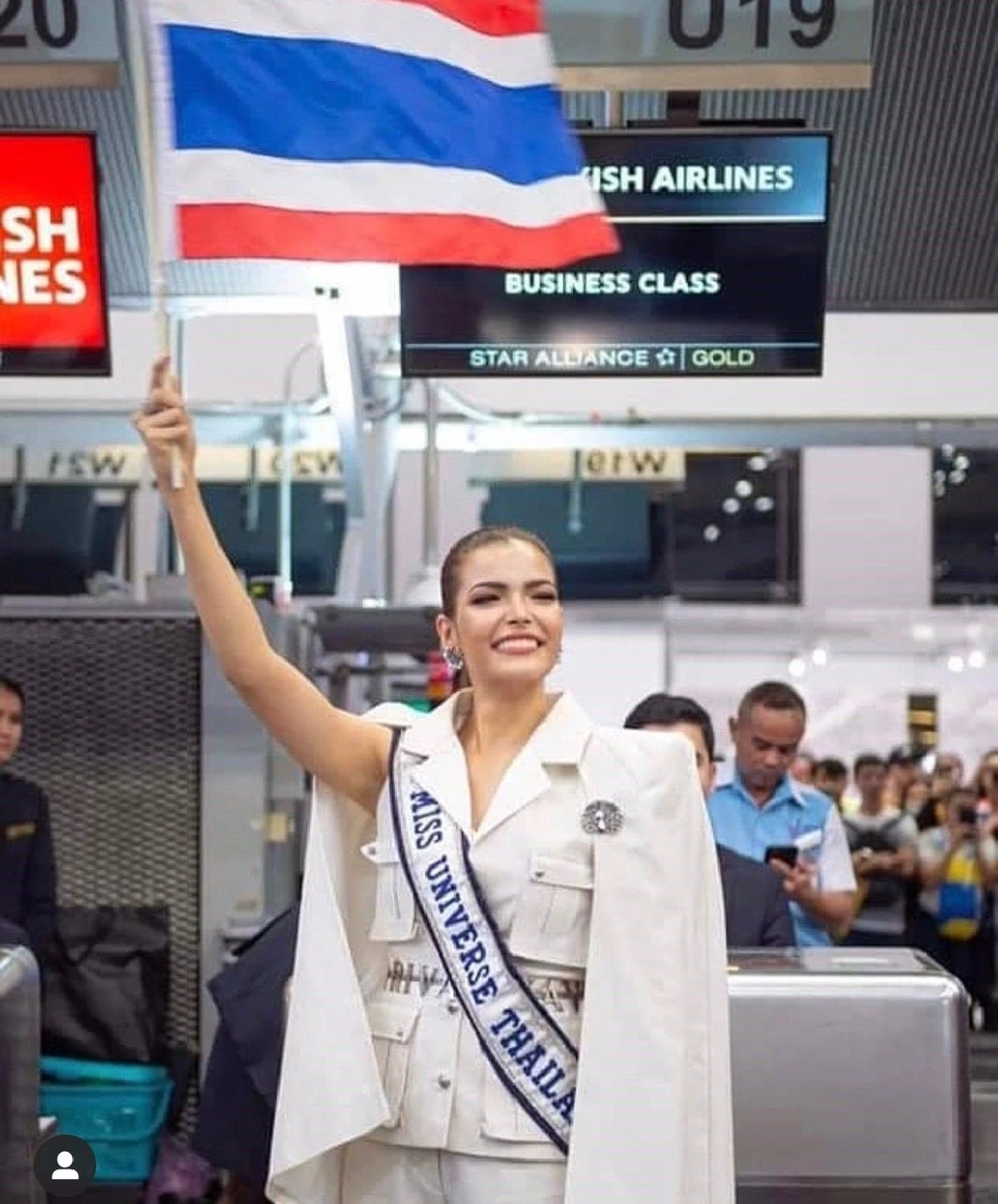 แน่นสนามบิน! แฟนนางงามรวมตัวส่ง ฟ้าใส ปวีณสุดา ไปประชันความปังบนเวทีจักรวาล