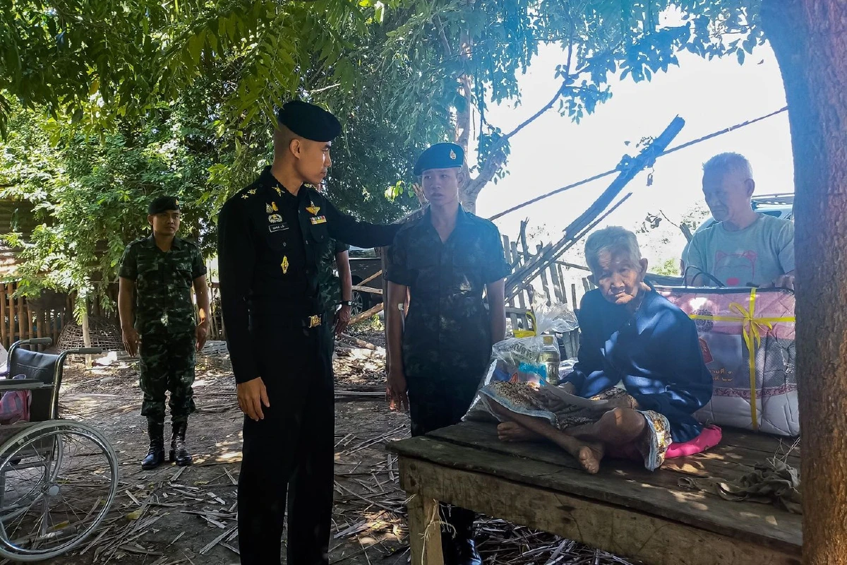 สุดซึ้ง!ผู้พันพาทหารเกณฑ์ผลัด2ไปเยี่ยมคุณยายวัย98