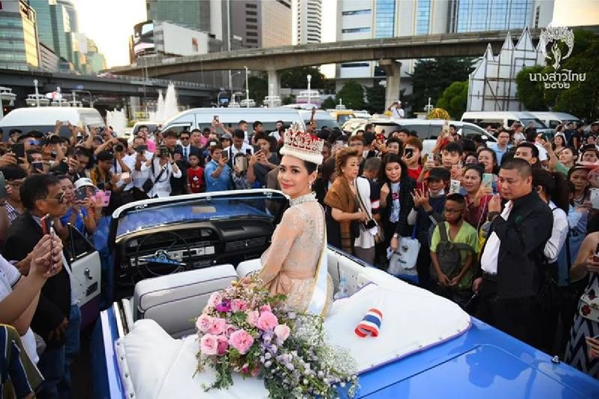 ยิ่งใหญ่สมมง! บิ๊นท์ สิรีธร ขึ้นรถเปิดประทุนแห่ฉลองตำแหน่ง Miss International 2019