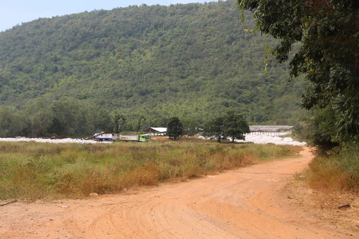 ชาวบ้านโวยสปก.ปักป้ายในที่ดินปูย่าตายายติดกับฟาร์มไก่ส.ส.ปารีณา