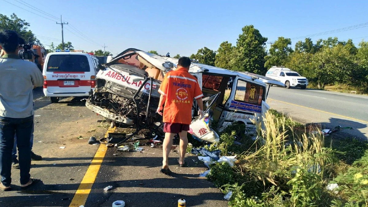 รถกู้ภัยหักหลบจักรยานยนต์ตัดหน้า ชนต้นไม้ผู้ป่วยดับ-ญาติเจ็บหลายราย