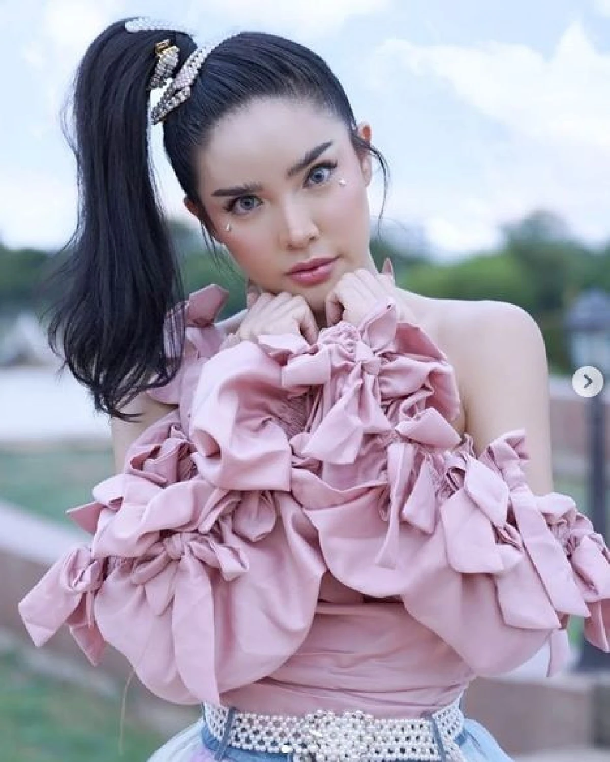 ใช่ค่ะชุดนี้ตัดคืนเดียว! นัท นิสามณี เน็ตไอดอลคนดังเลียนแบบชุดผีตาโขนได้เป๊ะปังมาก