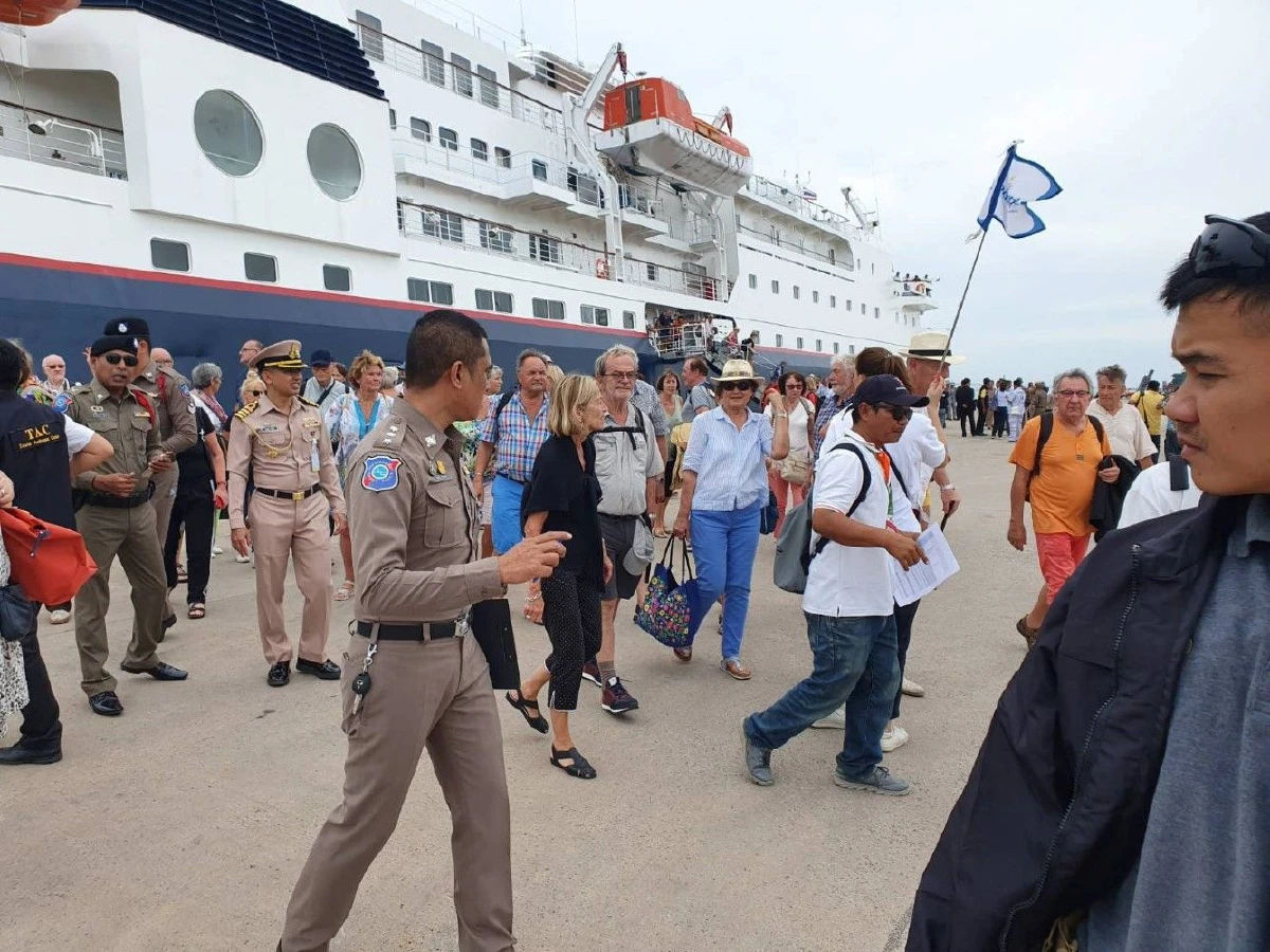 เรือสำราญชนโขดหินใกล้เกาะพีพี เจ้าหน้าที่เข้าช่วย150ชีวิตปลอดภัย