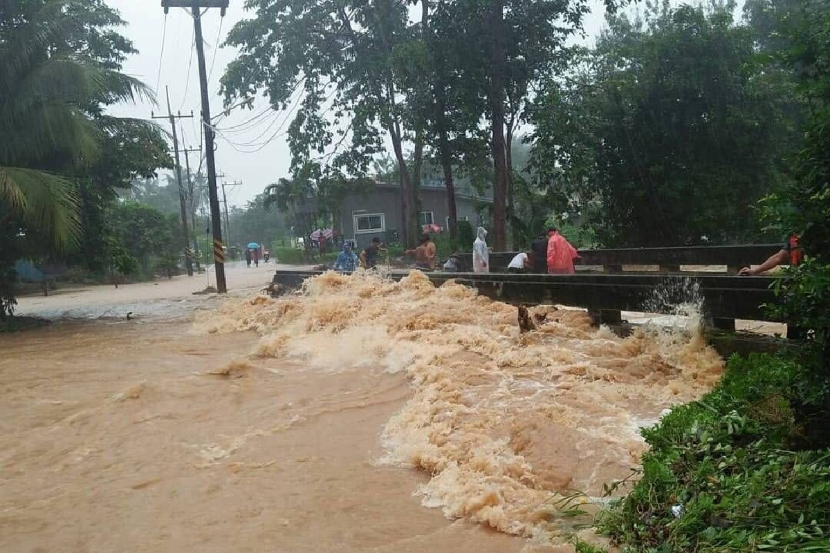 เตือนภาคใต้ฝนตกหนักหลายพื้นที่ ระวังน้ำท่วมฉับพลัน เตือนภาคใต้ฝนตกหนักหลายพื้นที่ ระวังน้ำท่วมฉับพลัน