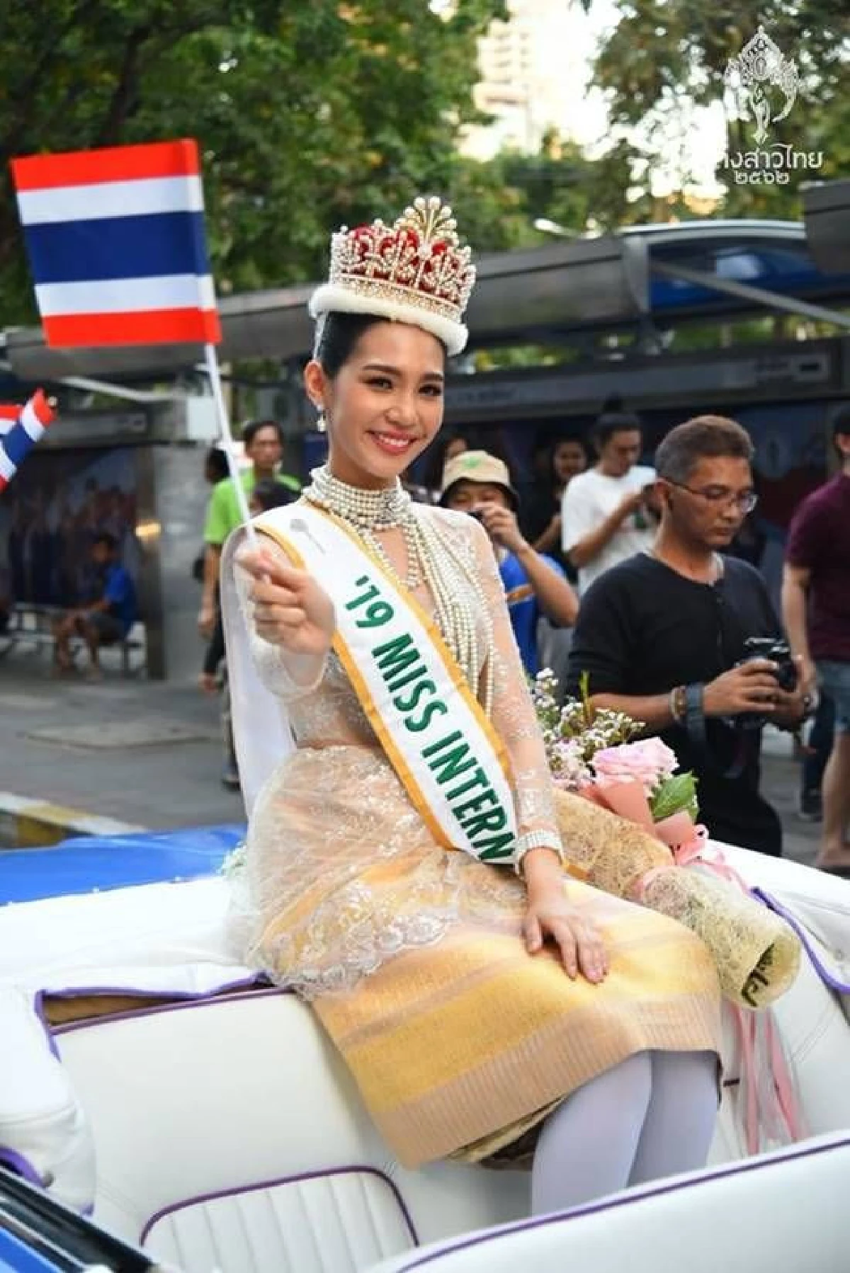 ยิ่งใหญ่สมมง! บิ๊นท์ สิรีธร ขึ้นรถเปิดประทุนแห่ฉลองตำแหน่ง Miss International 2019