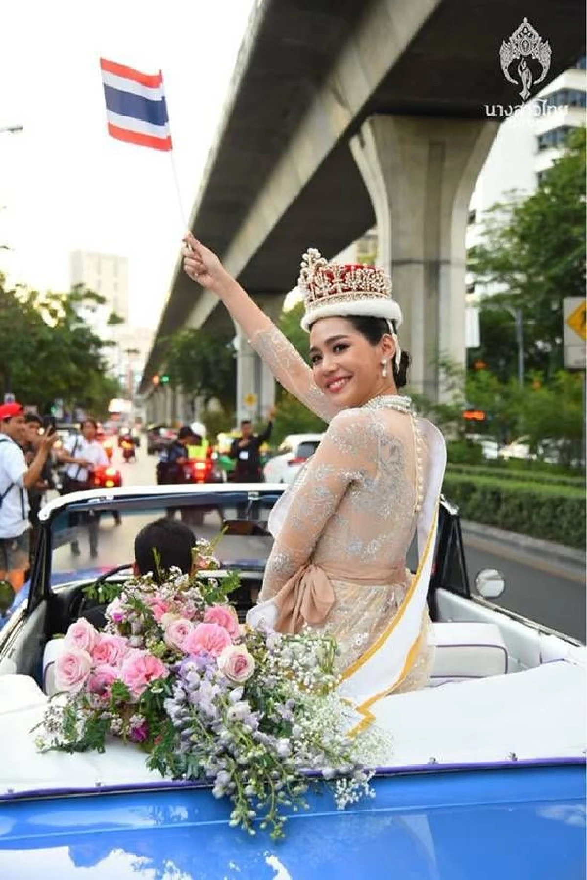 ยิ่งใหญ่สมมง! บิ๊นท์ สิรีธร ขึ้นรถเปิดประทุนแห่ฉลองตำแหน่ง Miss International 2019