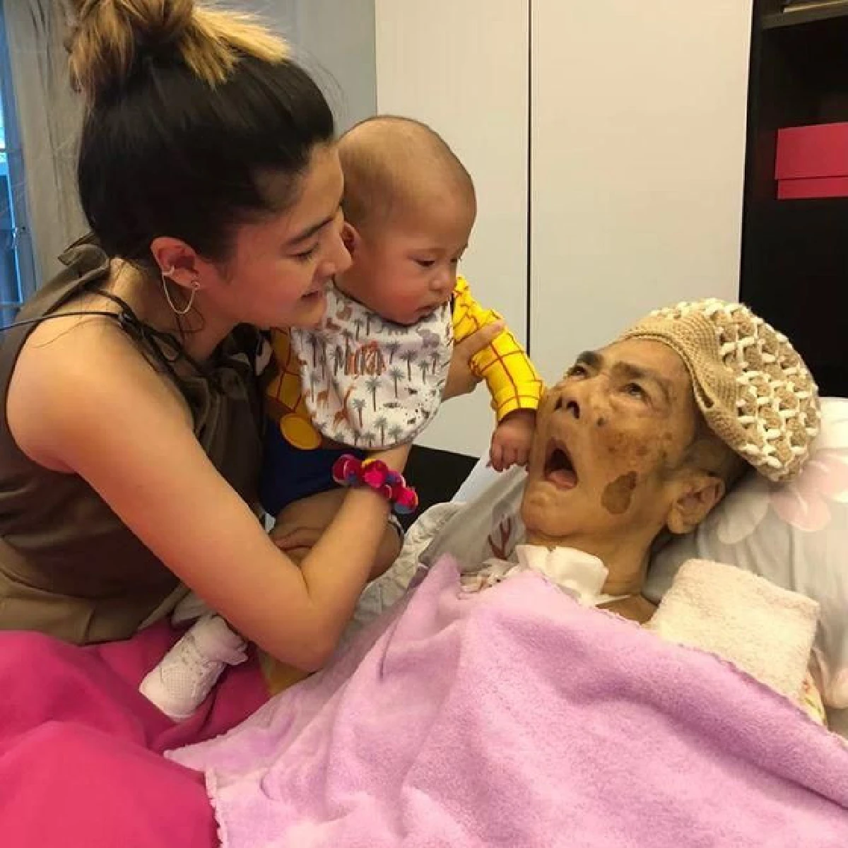 อบอุ่นน่ารัก! มาร์กี้ พาลูกแฝด น้องมีก้า-มีญ่า ไปเยี่ยมคุณยายทวดครั้งแรก