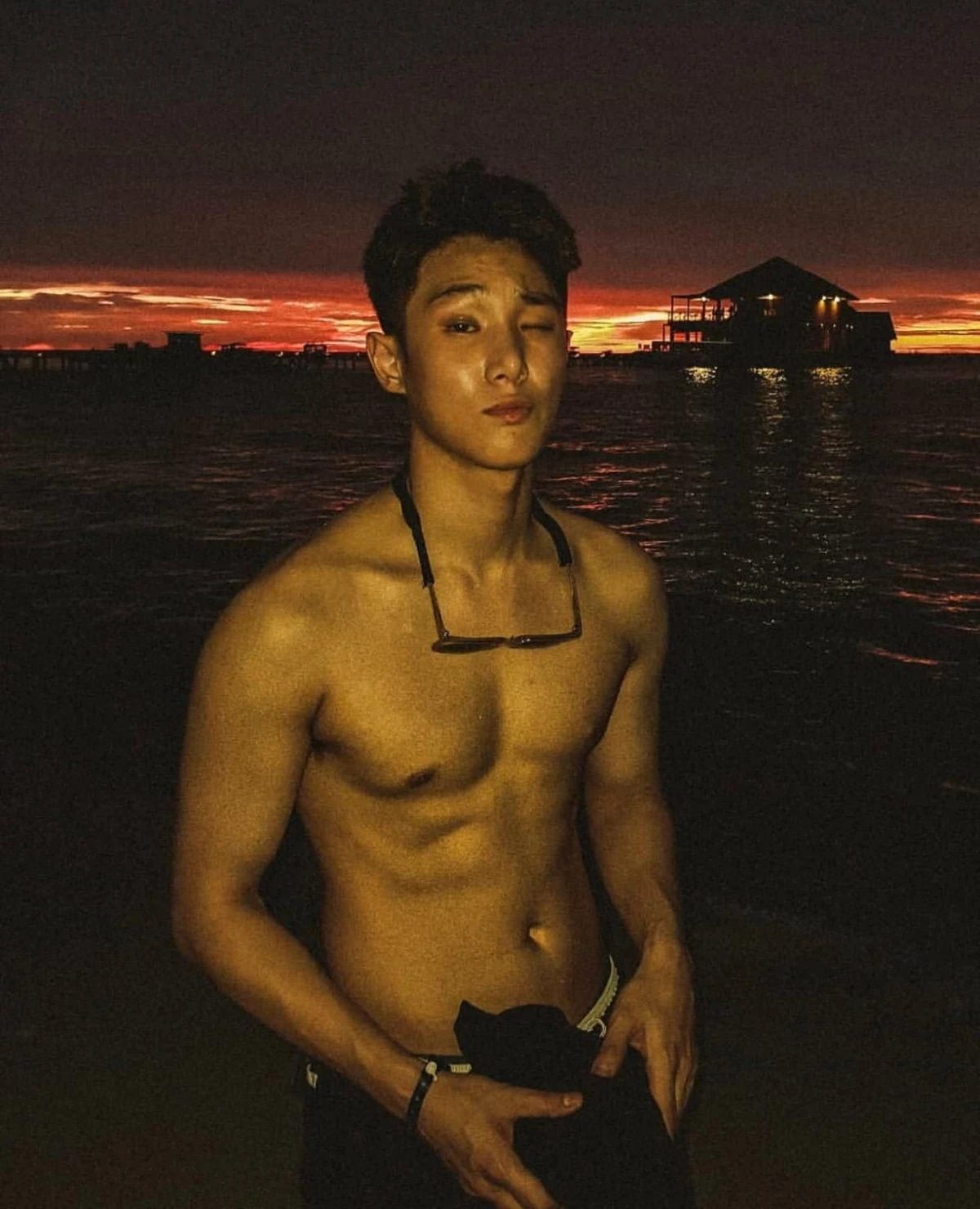 หนูนา ไม่ปลื้ม! จูเนียร์ ถอดเสื้ออวดกล้ามในห้องลองเสื้อ สาวคอมเมนต์กดไลค์รัวๆ