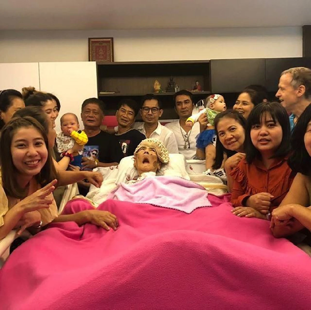 อบอุ่นน่ารัก! มาร์กี้ พาลูกแฝด น้องมีก้า-มีญ่า ไปเยี่ยมคุณยายทวดครั้งแรก