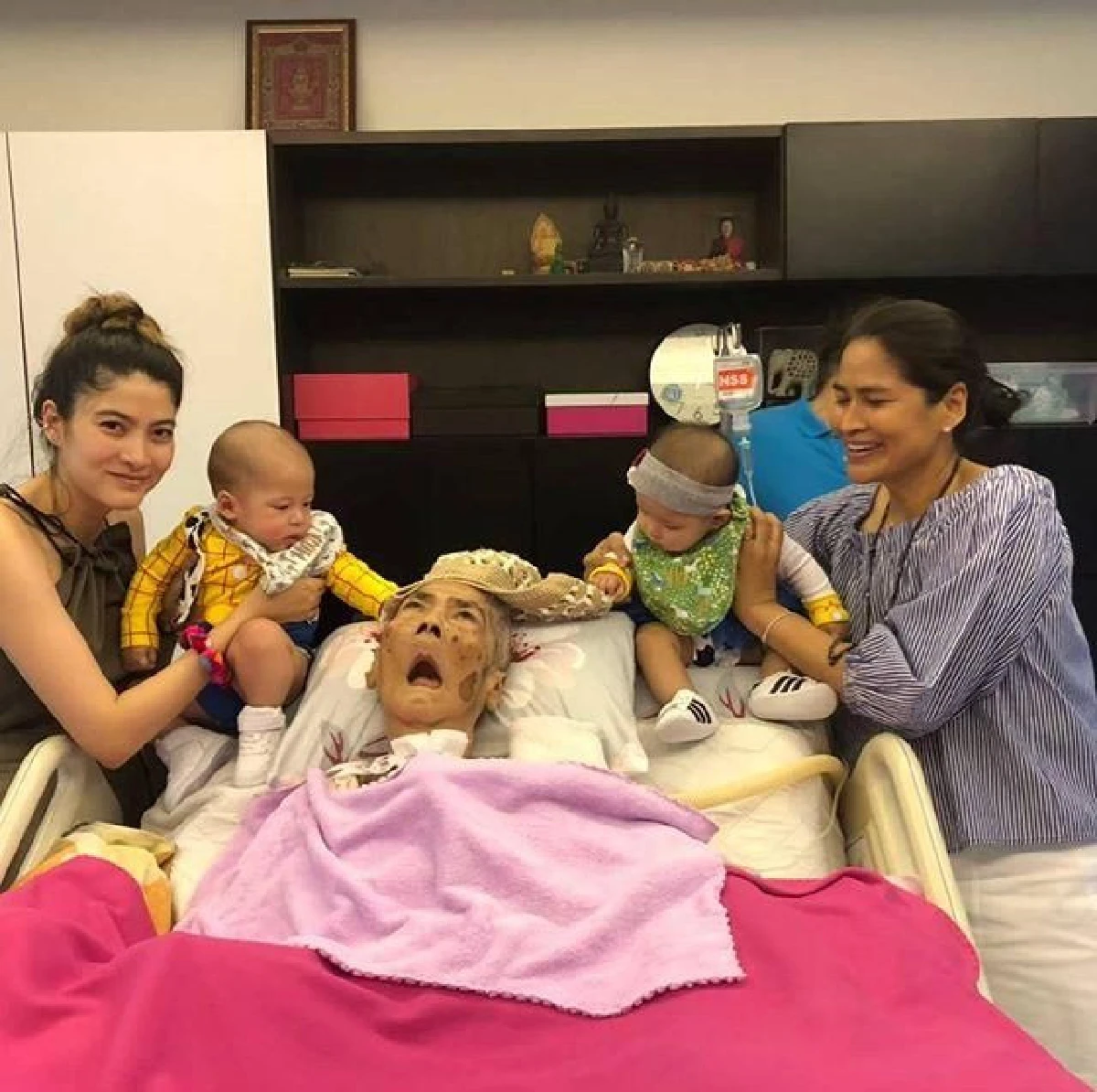 อบอุ่นน่ารัก! มาร์กี้ พาลูกแฝด น้องมีก้า-มีญ่า ไปเยี่ยมคุณยายทวดครั้งแรก