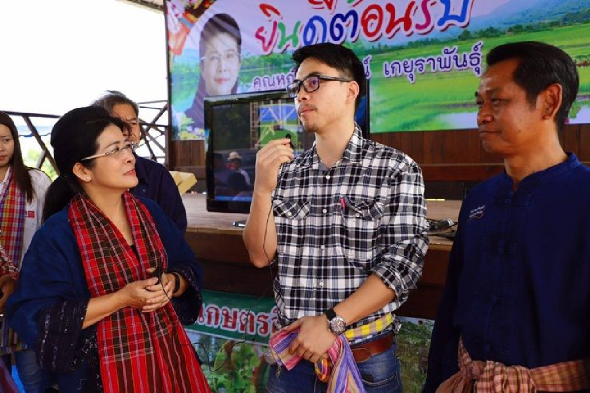 "สุดารัตน์" ทวงคืนความยุติธรรมให้ครูประยุทธ โดนย้ายออกนอกพื้นที่้ เพราะทำงานให้เพื่อไทย "สุดารัตน์" ทวงคืนความยุติธรรมให้ครูประยุทธ โดนย้ายออกนอกพื้นที่้ เพราะทำงานให้เพื่อไทย