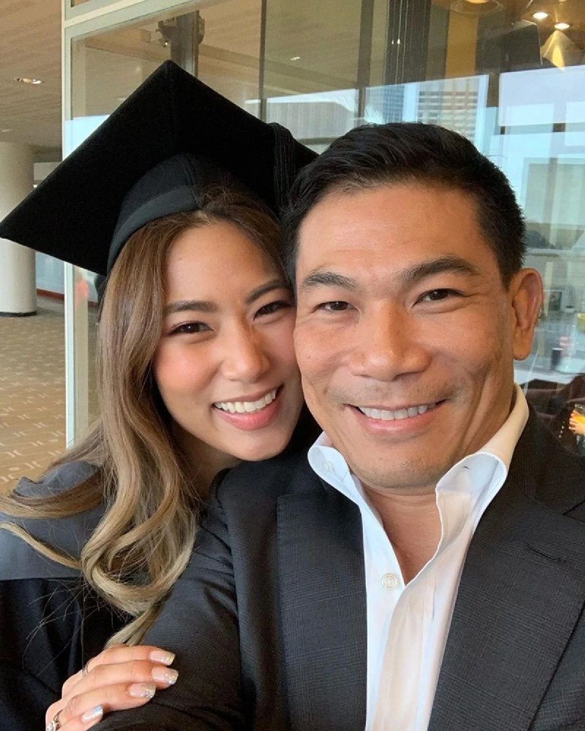 เพลง ชนม์ทิดา เรียนจบ ป.โท พ่อเอ๋-แม่ตู่ สุดภูมิใจบินลัดฟ้าไปยินดีที่อังกฤษ