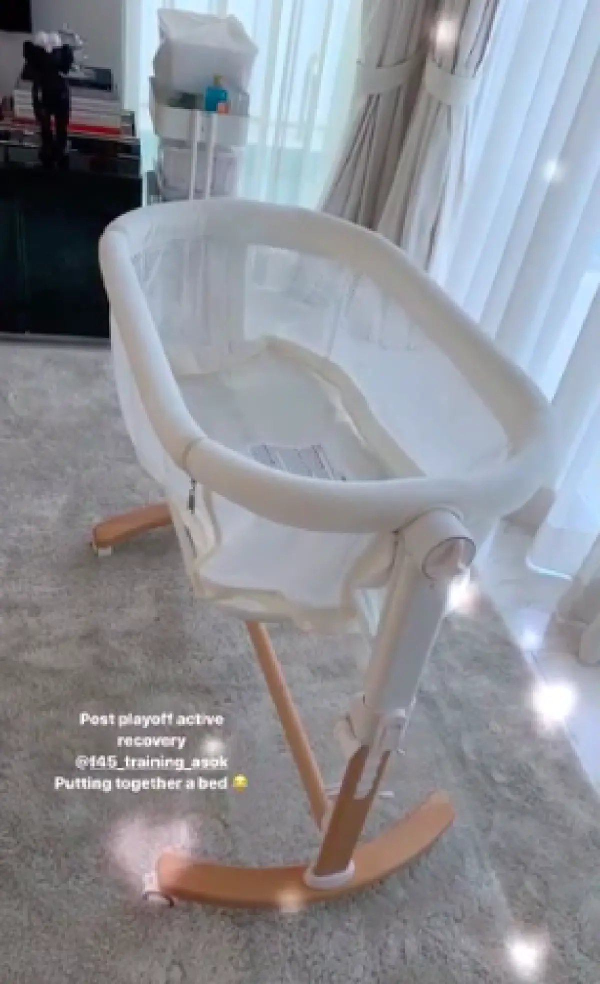 “มิกกี้” ประกอบของต่างๆ เตรียมไว้รอลูกสาวคนแรก หลังภรรยา "เจนี่" ใกล้คลอดแล้ว