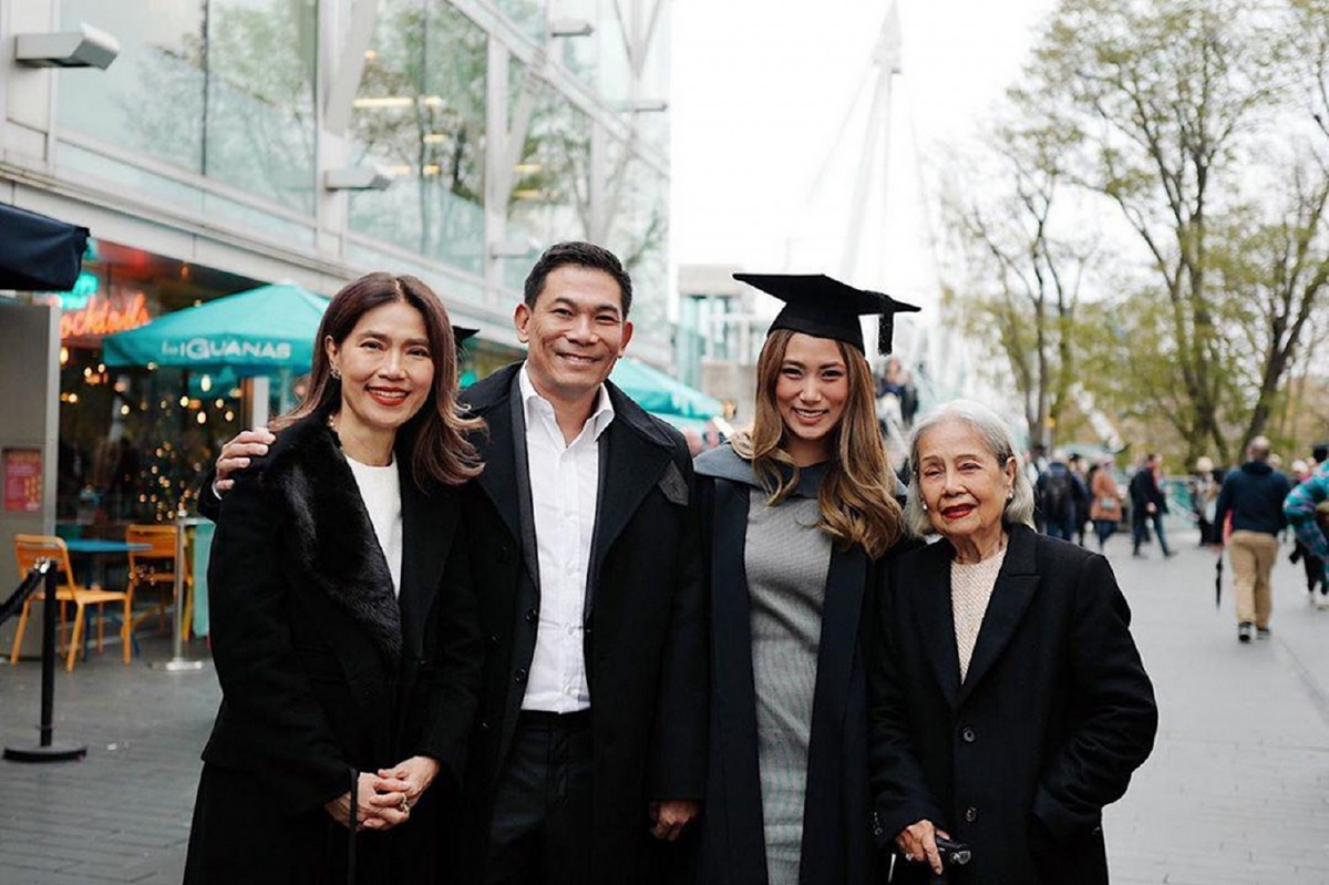 เพลง ชนม์ทิดา เรียนจบ ป.โท พ่อเอ๋-แม่ตู่ สุดภูมิใจบินลัดฟ้าไปยินดีที่อังกฤษ เพลง ชนม์ทิดา เรียนจบ ป.โท พ่อเอ๋-แม่ตู่ สุดภูมิใจบินลัดฟ้าไปยินดีที่อังกฤษ