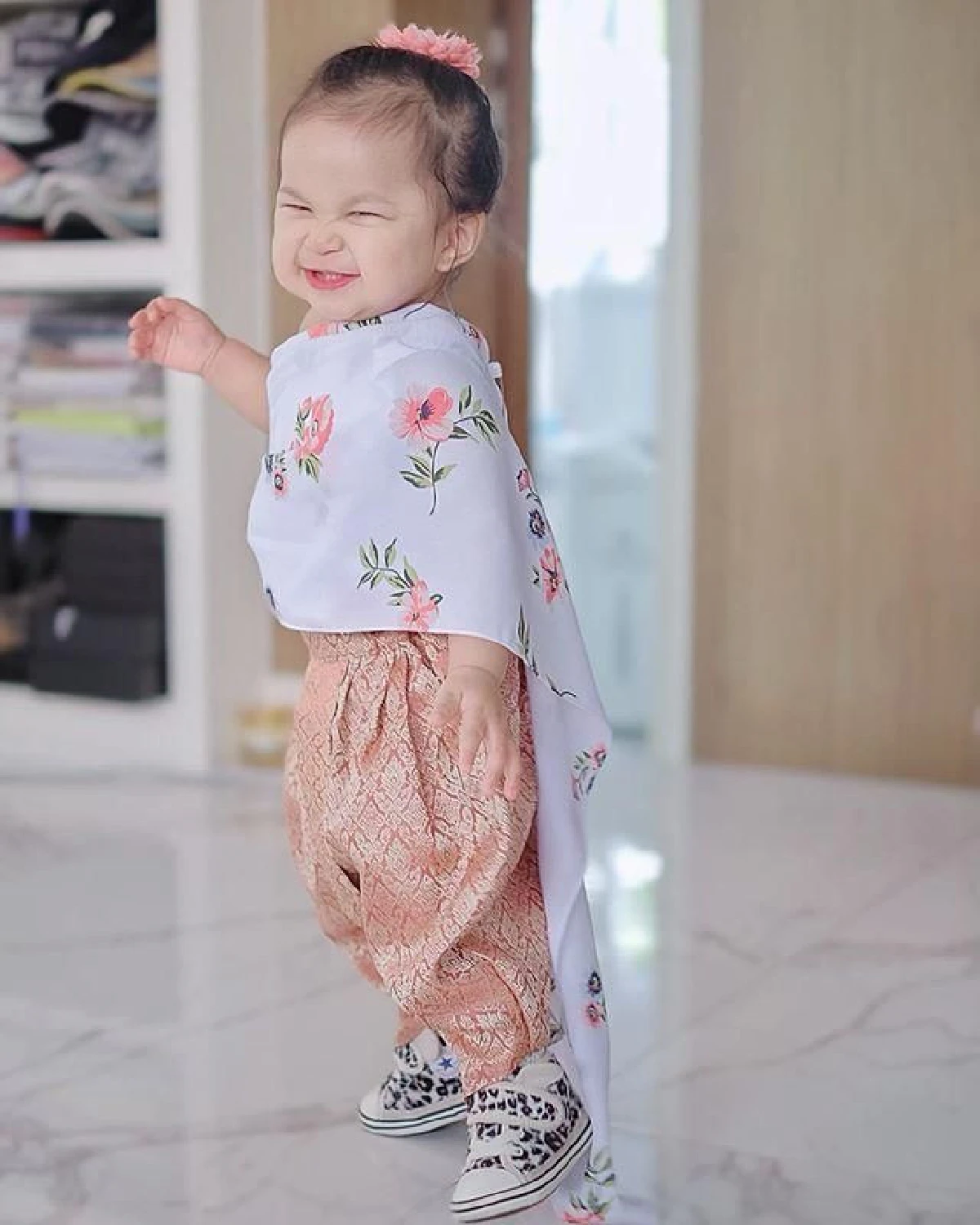 ช่วยซื้อหน่อยค่ะ! เป้ย ปานวาด จับลูกสาว น้องปาลิน แต่งตัวเป็นสาวยาคูลท์น่าเอ็นดูสุดๆ