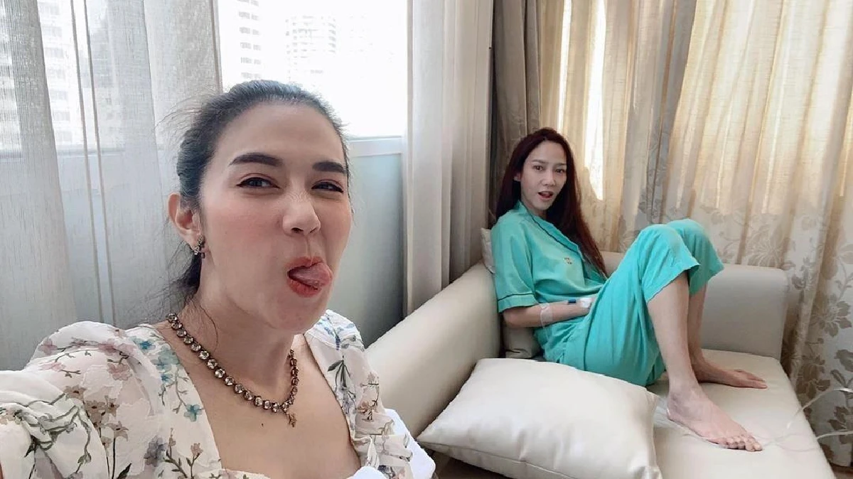 โมเมนต์น่ารัก! ไฮโซพก หอบลูกโป่งมารับ อั้ม พัชราภา กลับบ้านหลังหายป่วยแล้ว