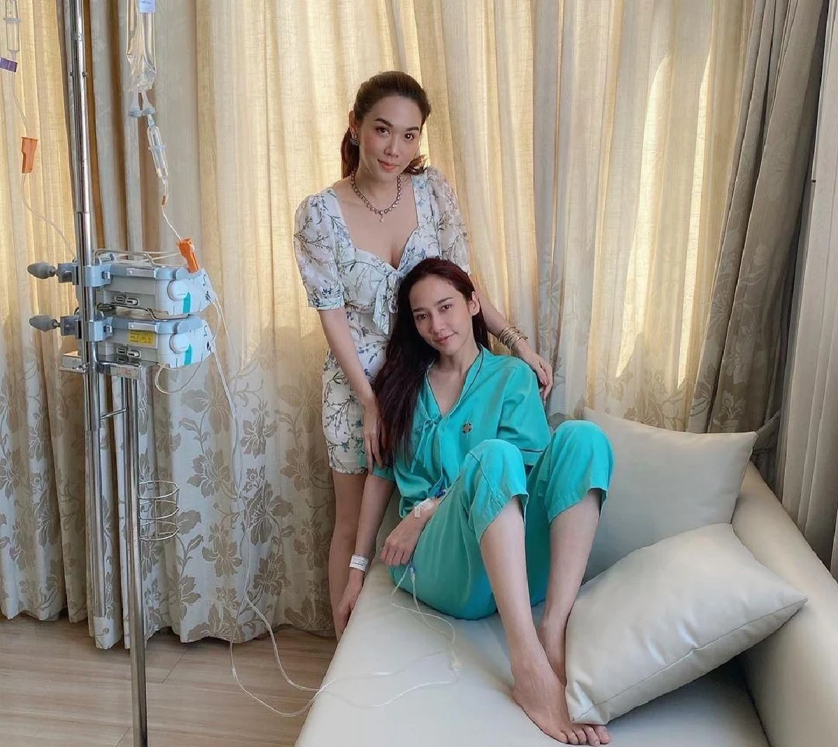 โมเมนต์น่ารัก! ไฮโซพก หอบลูกโป่งมารับ อั้ม พัชราภา กลับบ้านหลังหายป่วยแล้ว