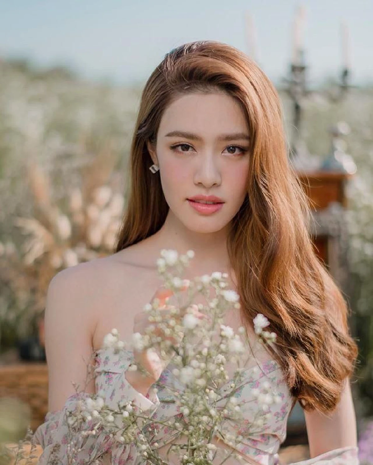 ถ่ายเล่นๆแต่เป๊ะทุกรูป! เกรซ กาญจน์เกล้า สวยออร่ากระจาย ท่ามกลางทุ่งดอกไม้ที่เชียงใหม่