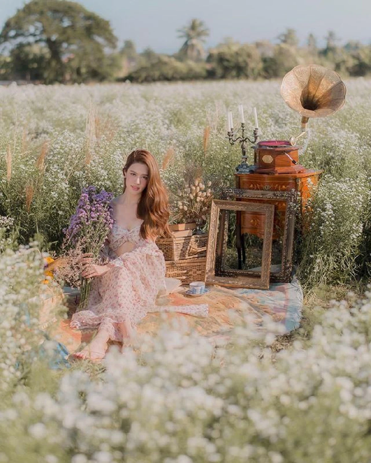 ถ่ายเล่นๆแต่เป๊ะทุกรูป! เกรซ กาญจน์เกล้า สวยออร่ากระจาย ท่ามกลางทุ่งดอกไม้ที่เชียงใหม่