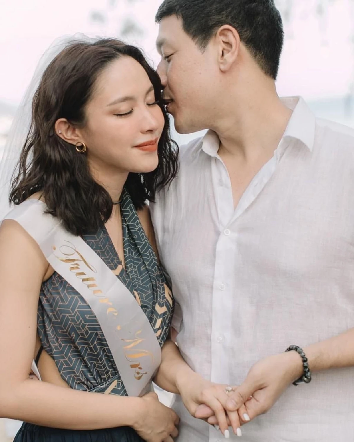 ใกล้แต่งยิ่งหวาน! น้ำชา ชีรณัฐ ยิ้มแก้มปริ ดร.วาว ยกเค้กเซอร์ไพรส์วันเกิดอบอุ่น