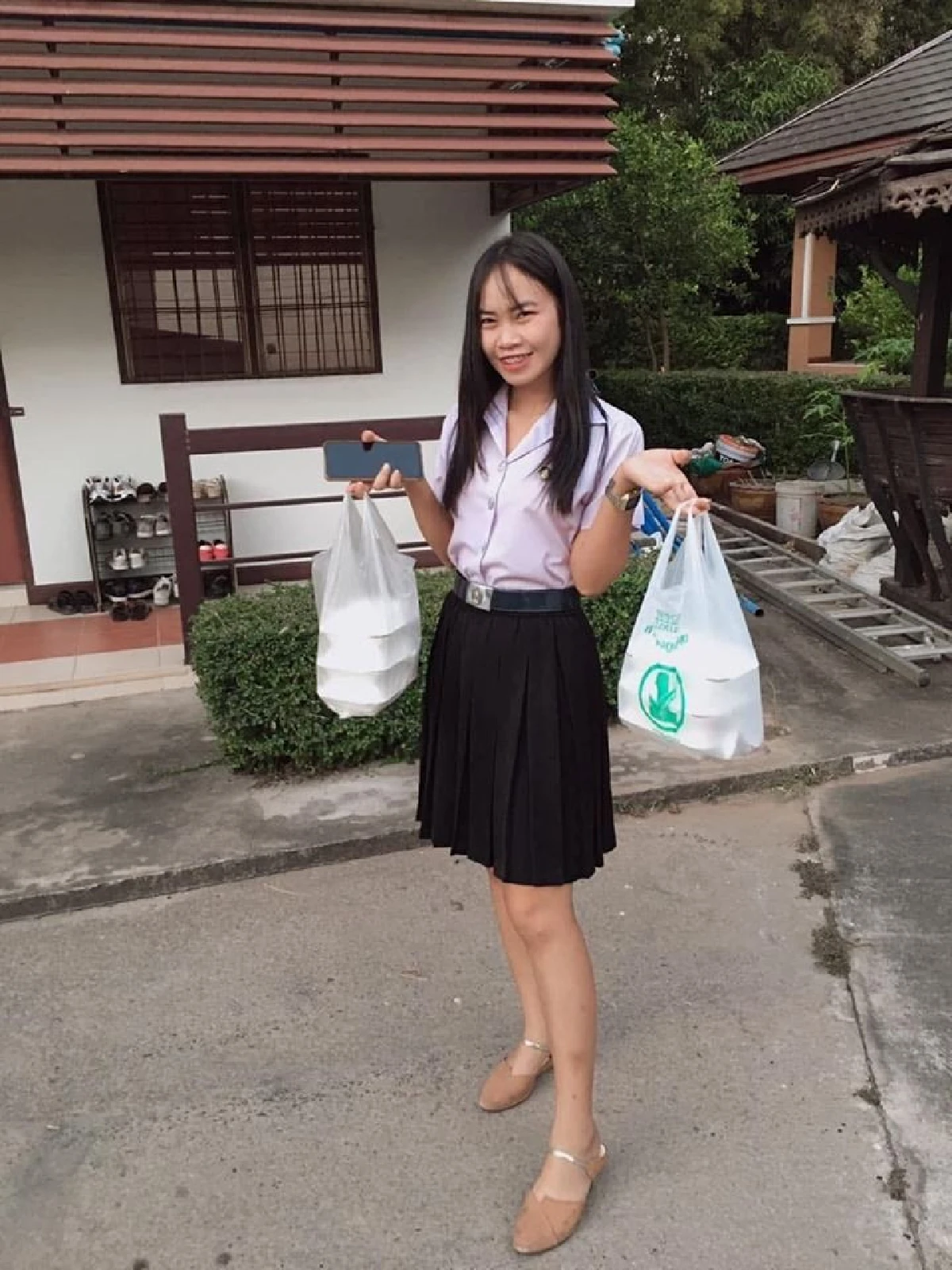 เชฟ 5 ดาวของคนยากไร้ "น้ำอ้อย-แนน" สละค่าข้าว-โละเสื้อผ้าขาย ทำอาหารแจก 