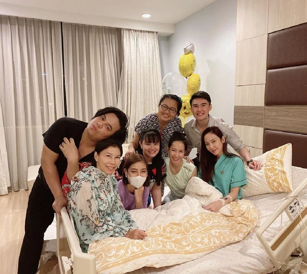 โมเมนต์น่ารัก! ไฮโซพก หอบลูกโป่งมารับ อั้ม พัชราภา กลับบ้านหลังหายป่วยแล้ว