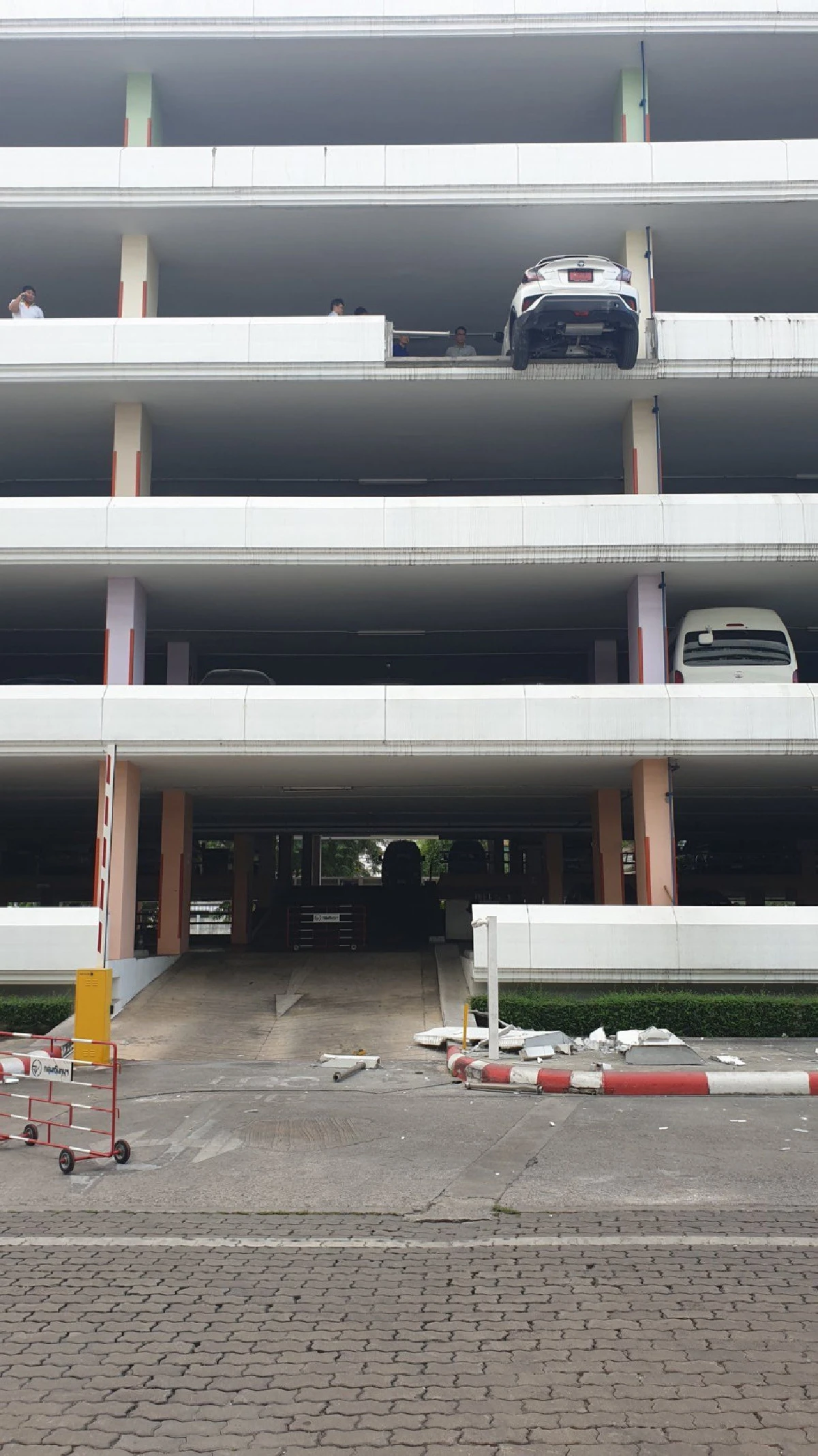 เหยียบเบรกผิดเป็นคันเร่ง! ทำรถพุ่งหวิดตกตึกจอดรถ อย.