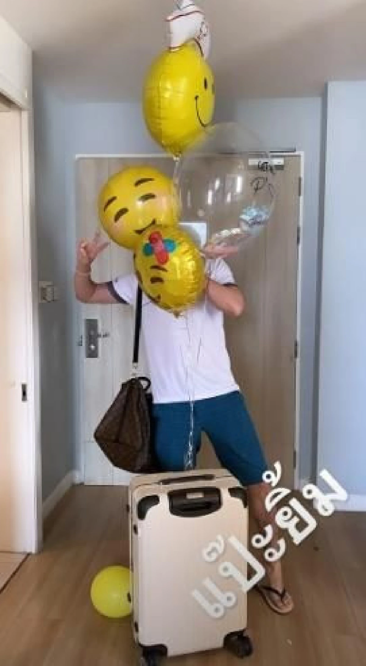 โมเมนต์น่ารัก! ไฮโซพก หอบลูกโป่งมารับ อั้ม พัชราภา กลับบ้านหลังหายป่วยแล้ว