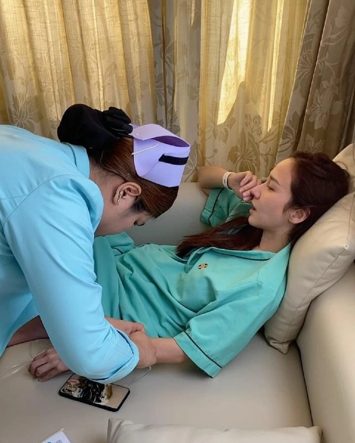 โมเมนต์น่ารัก! ไฮโซพก หอบลูกโป่งมารับ อั้ม พัชราภา กลับบ้านหลังหายป่วยแล้ว