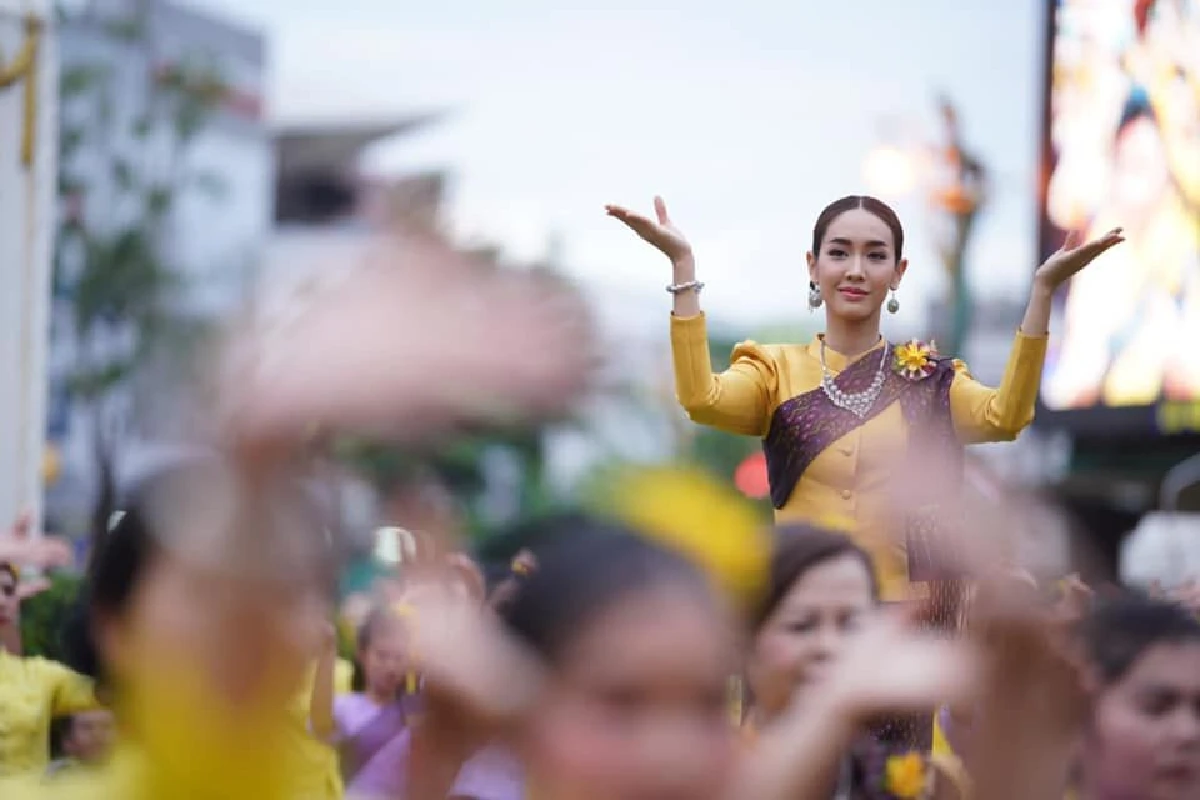 อ่อนช้อยงดงาม มิน พีชญา ภูมิใจในบ้านเกิด! ร่วมรำบวงสรวงฉลอง 222ปี เมืองขอนแก่น