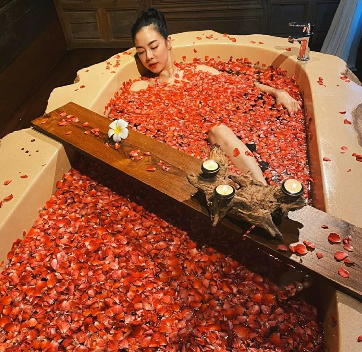 ซูมความแซ่บ! คริส หอวัง สลัดผ้าลงอ่างอวดความเซ็กซี่เบาๆ ทำเอาหนุ่มๆใจละลาย