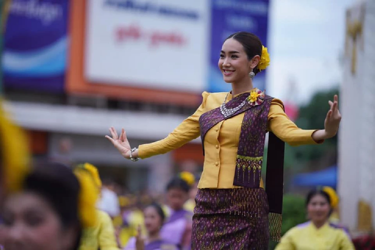 อ่อนช้อยงดงาม มิน พีชญา ภูมิใจในบ้านเกิด! ร่วมรำบวงสรวงฉลอง 222ปี เมืองขอนแก่น