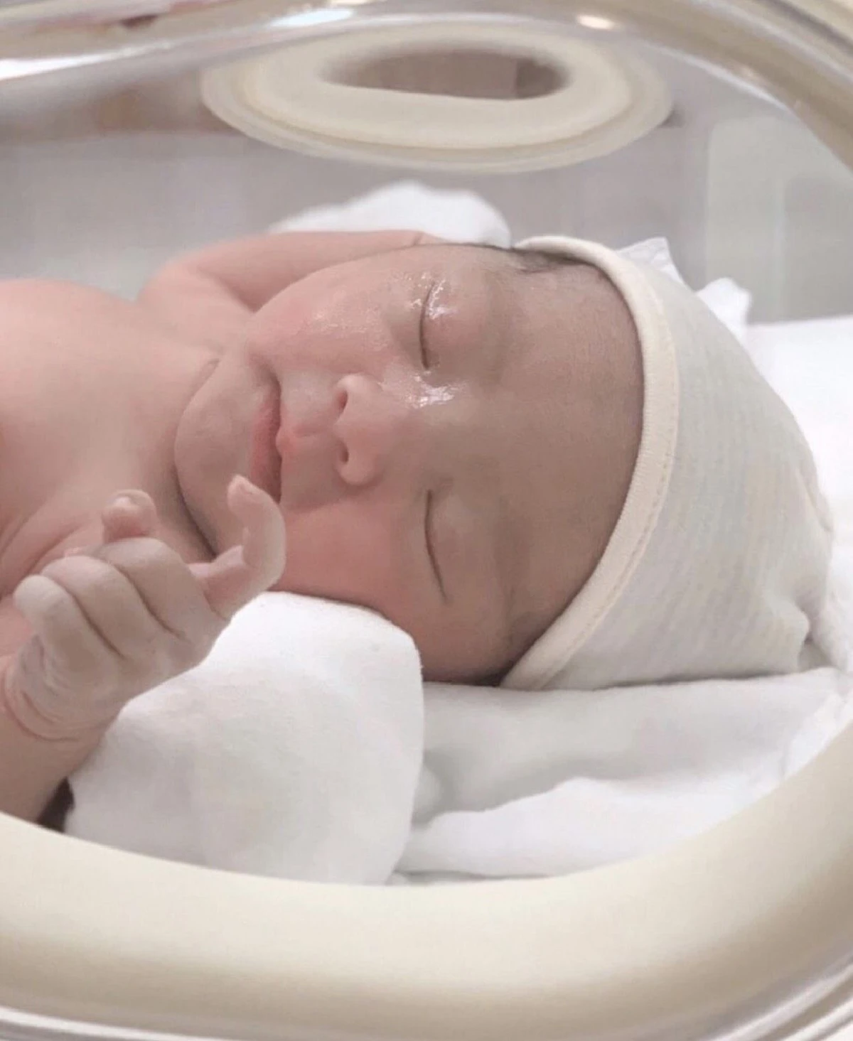 คลอดแล้วจ้า! น้องโนลา ลูกสาวคนแรกของ เจนี่ อัลภาชน์ ณ ป้อมเพชร