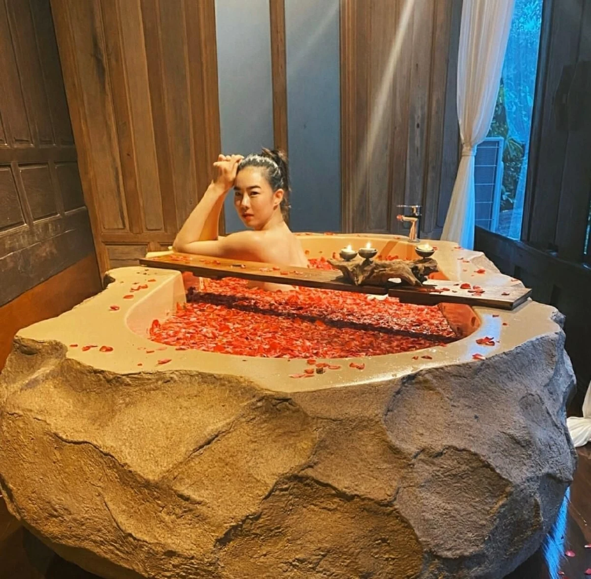 ซูมความแซ่บ! คริส หอวัง สลัดผ้าลงอ่างอวดความเซ็กซี่เบาๆ ทำเอาหนุ่มๆใจละลาย