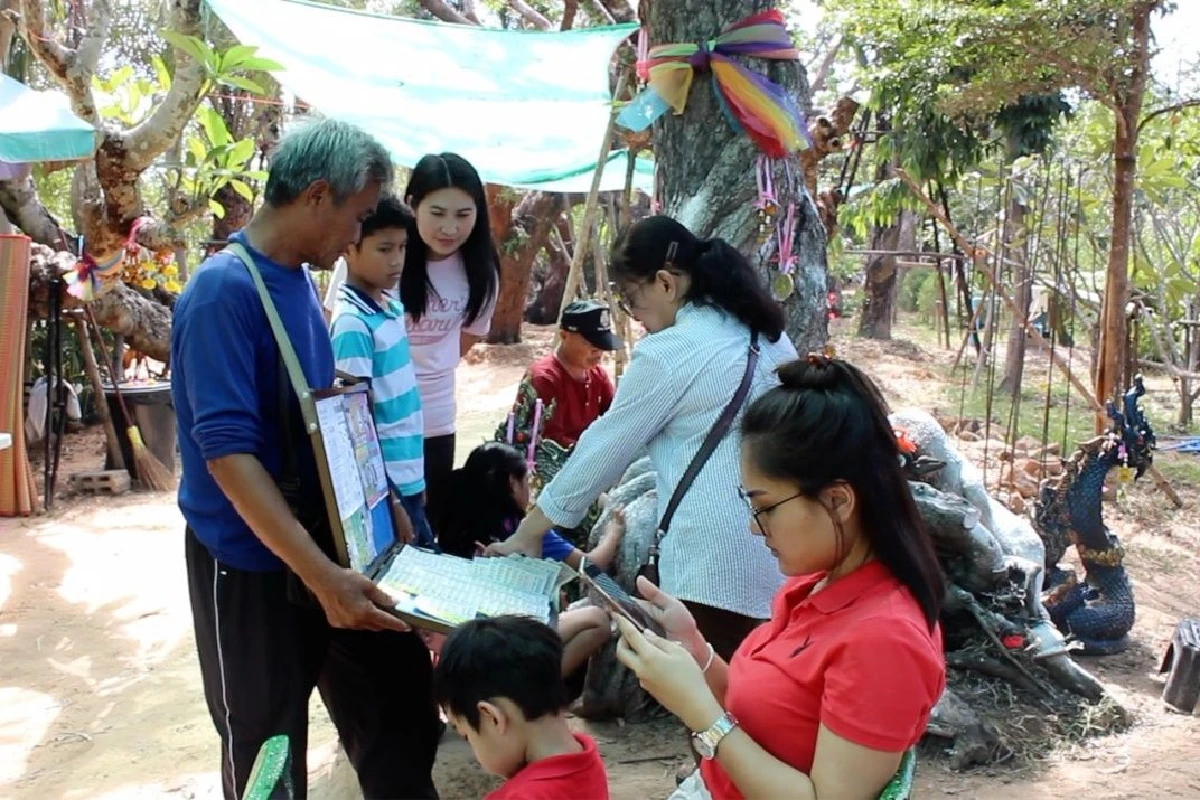 นักเสี่ยงโชคขอเลขเด็ด ต้นมะขามพญานาคร้อยปี พบรอยเท้ากุมารเชื่อให้ลาภ