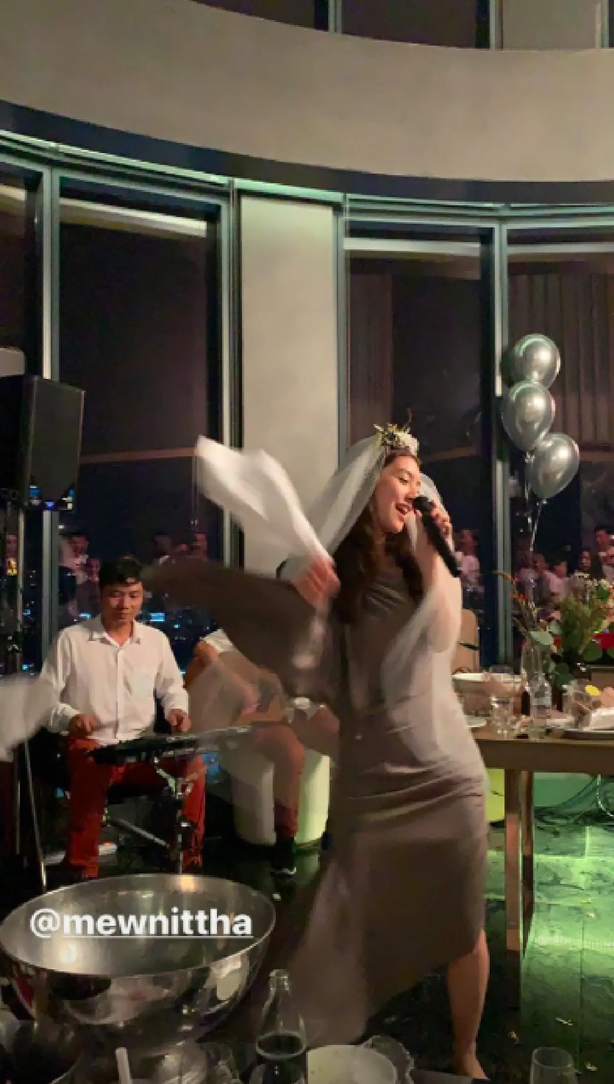 "มิว นิษฐา" สุดเซอร์ไพรส์! เหล่าเพื่อนสนิทรวมตัวจัดงานปาร์ตี้สละโสดให้