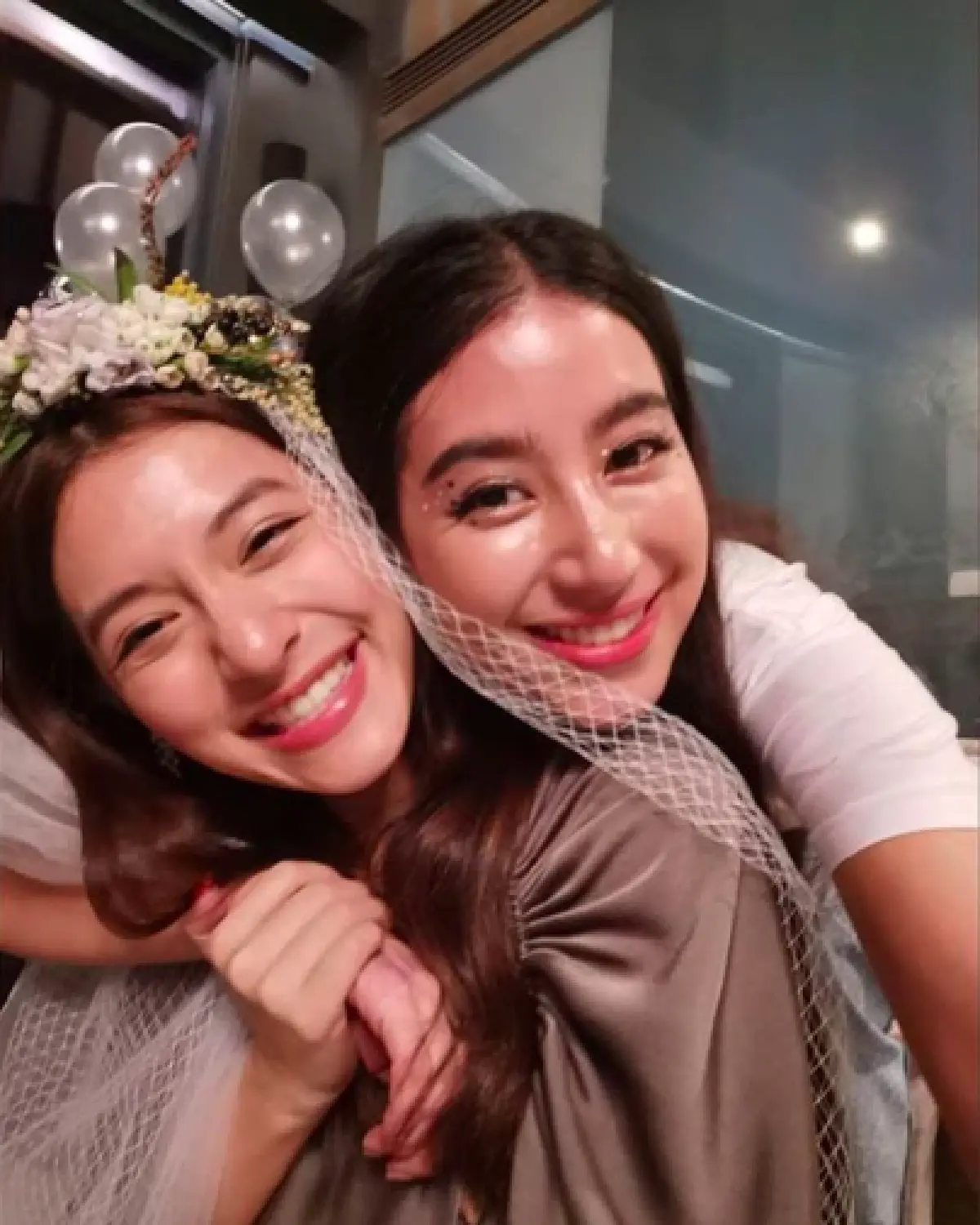 "มิว นิษฐา" สุดเซอร์ไพรส์! เหล่าเพื่อนสนิทรวมตัวจัดงานปาร์ตี้สละโสดให้