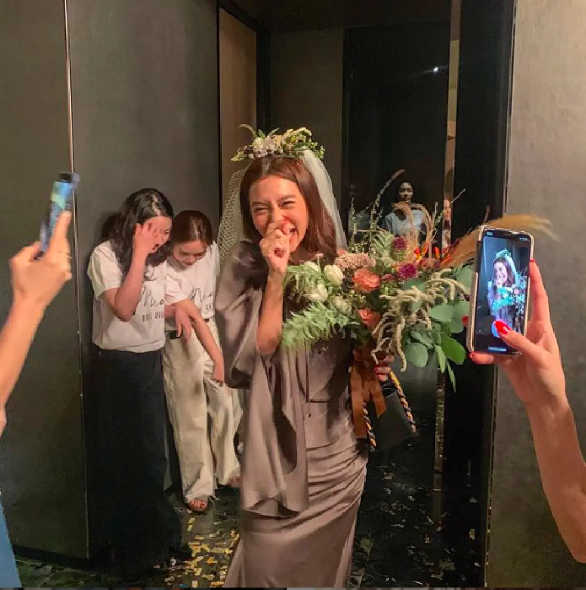 "มิว นิษฐา" สุดเซอร์ไพรส์! เหล่าเพื่อนสนิทรวมตัวจัดงานปาร์ตี้สละโสดให้