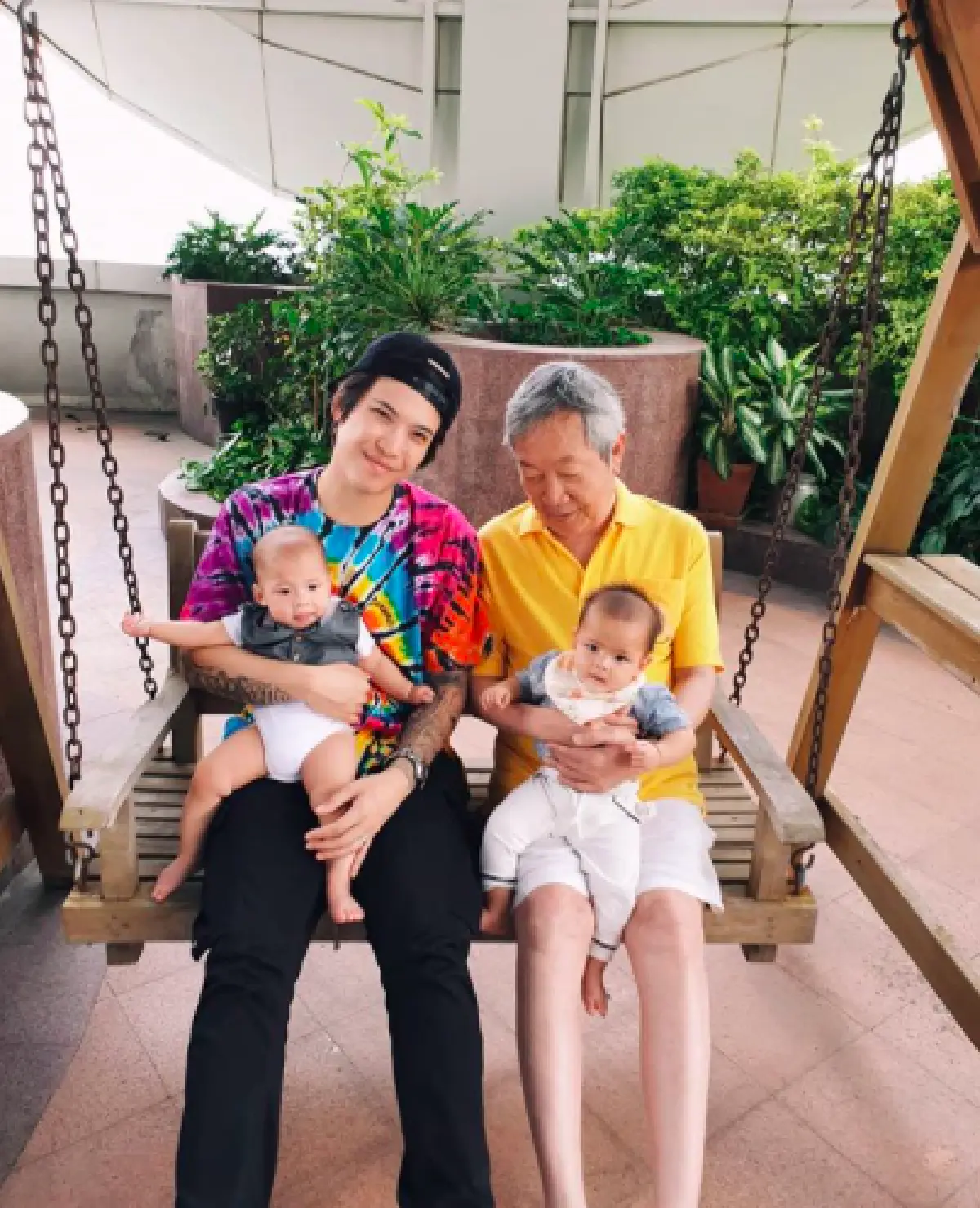 "คุณปู่สุทธิเกียรติ” แจกเงินแสน "มีก้า-มีญ่า” ใครคลานถึงปึกเงินก่อนเอาไปเลย