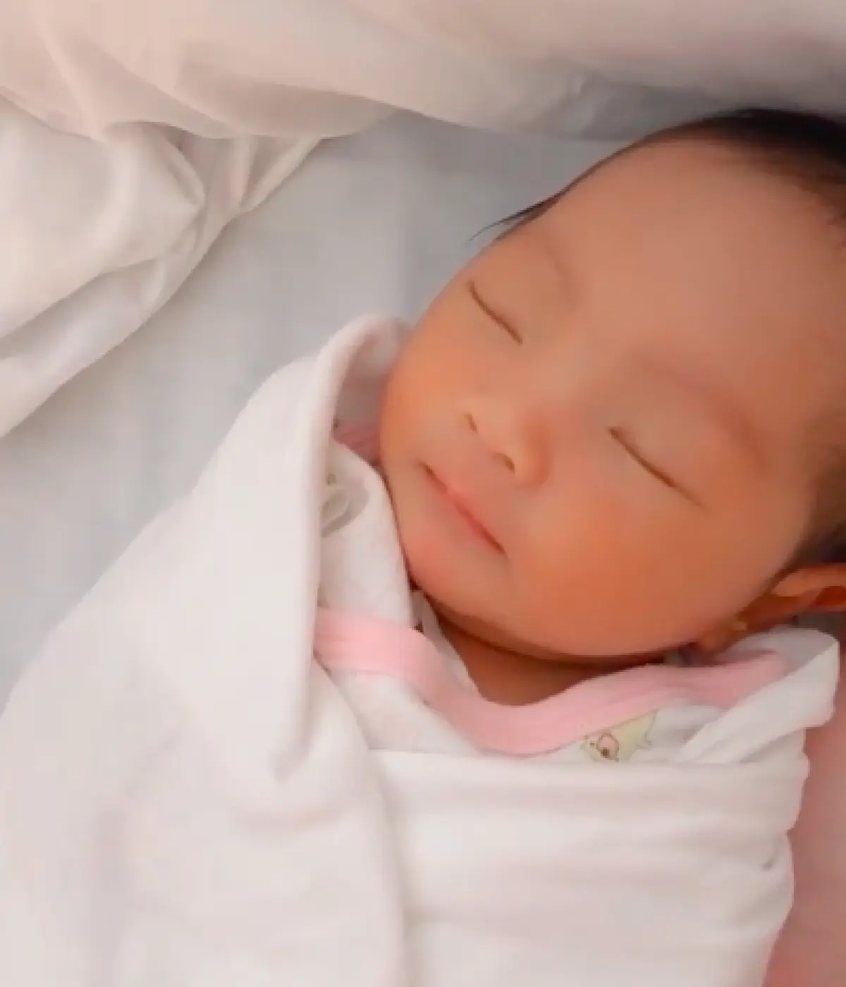 “เจนี่" เผยคลิปลูกสาว "น้องโนล่า" ในอ้อมแขนสุดอบอุ่นของ “มิกกี้” พร้อมเผยที่มาชื่อ NNN